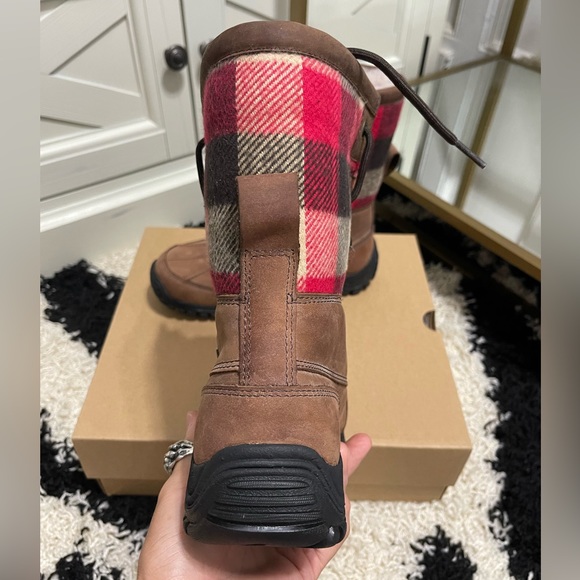 NIB Women’s Size 5 (Euro Sz 36) UGG Adirondack II Plaid Stout Winter Boots Brown - Picture 11 of 16